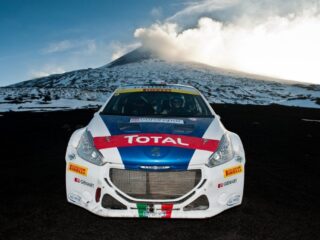 La Peugeot 208 T16 guidata da Paolo Andreucci sulle pendici dell'Etna