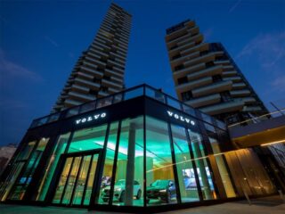 Volvo Studio a Milano durate le prime luci dell'alba