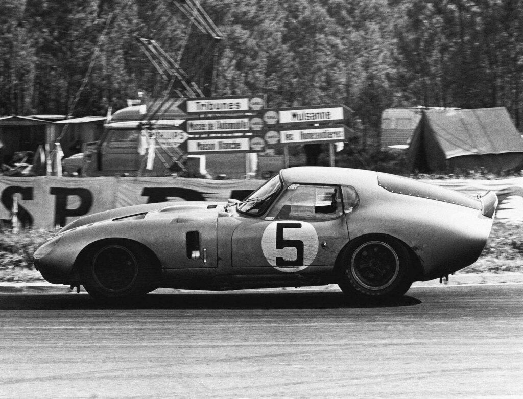 Dan Gurney alla 24 Ore di Le Mans 1964 con la Cobra Daytona