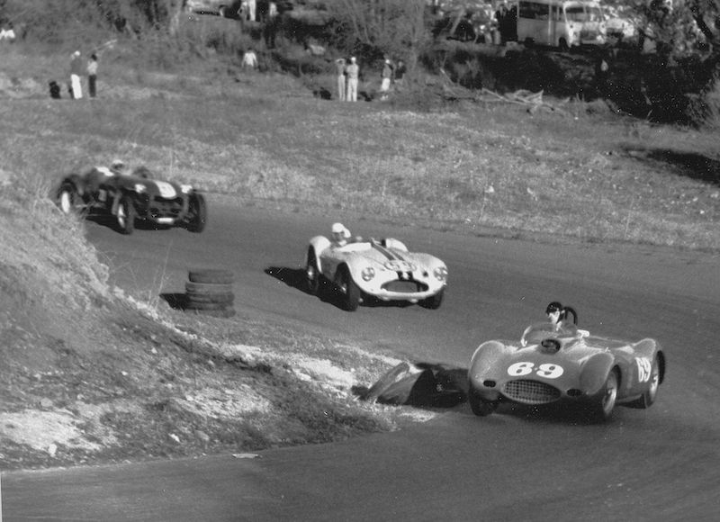 Dan Gurney in testa con la Ferrari 4.9 di Frank Arciero alla gara di Paramount Ranch dell'8 dicembre 1957. Gara che vincerà.