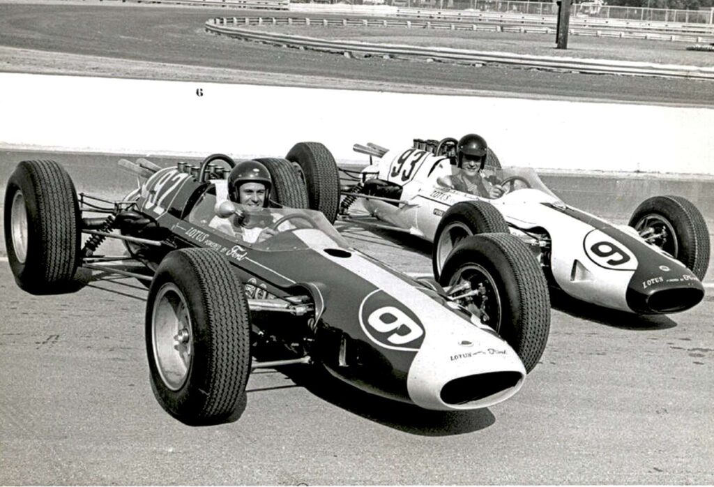 Una immagine di Jim Clark e Dan Gurney con le Lotus 38 con le quali parteciparono alla 500 Miglia Indianapolis del 1964