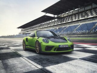 Immagine della nuova Porsche GT3 RS statica davanti ad un traguardo di un circuito