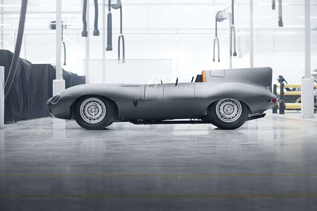 Una vista laterale statica della jaguar D-Type 