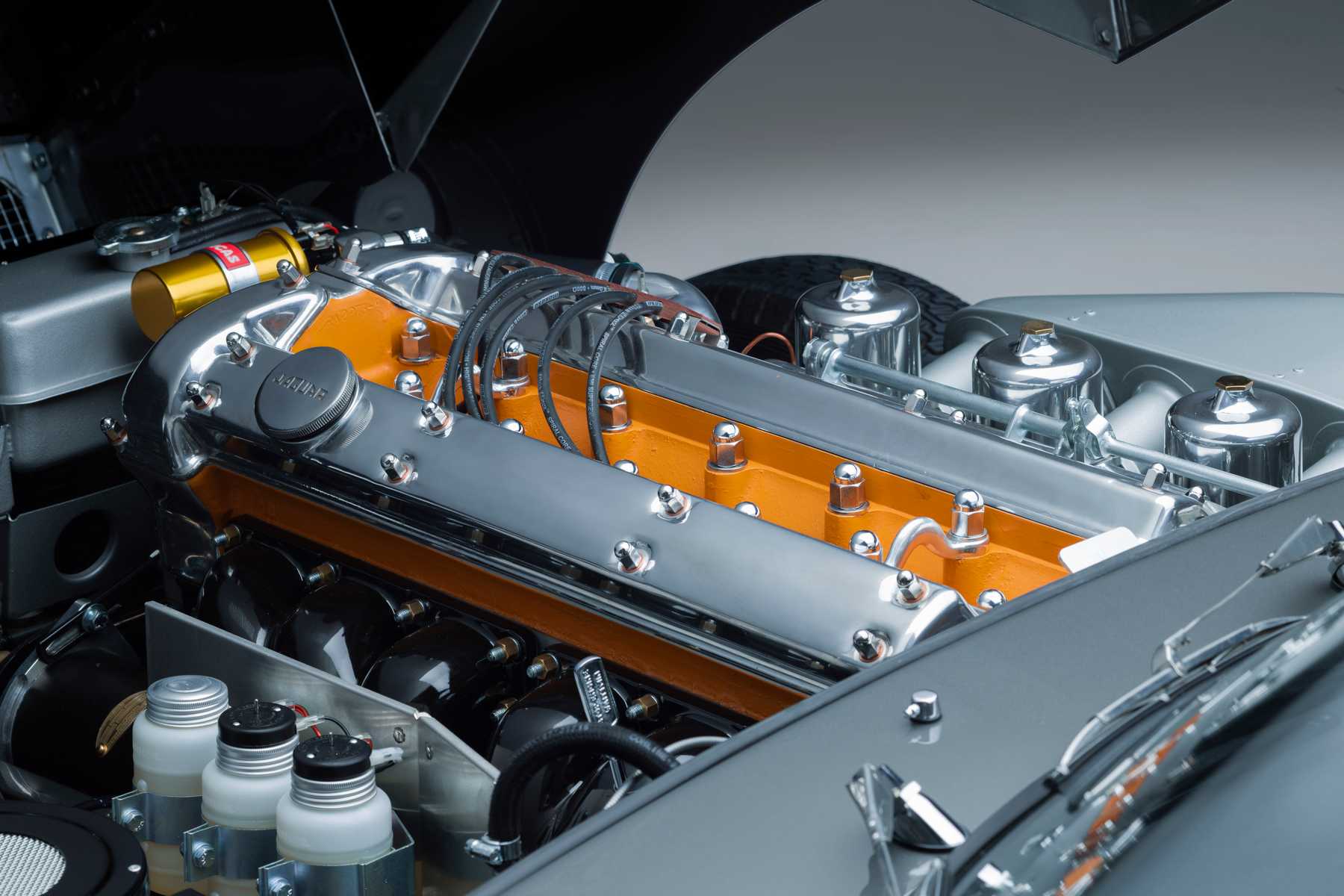 Una vista del 6 cilindri in linea della jaguar E restaurata per il 60.mo anniversario del modello 